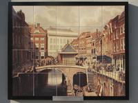 905748 Afbeelding van een tegelplateau met een replica van het schilderij van Willem Cornelis van Dijk: 'De Oudegracht ...